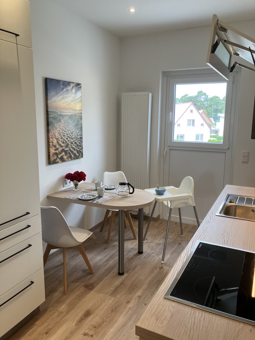 Küche mit Blick auf den Esstisch