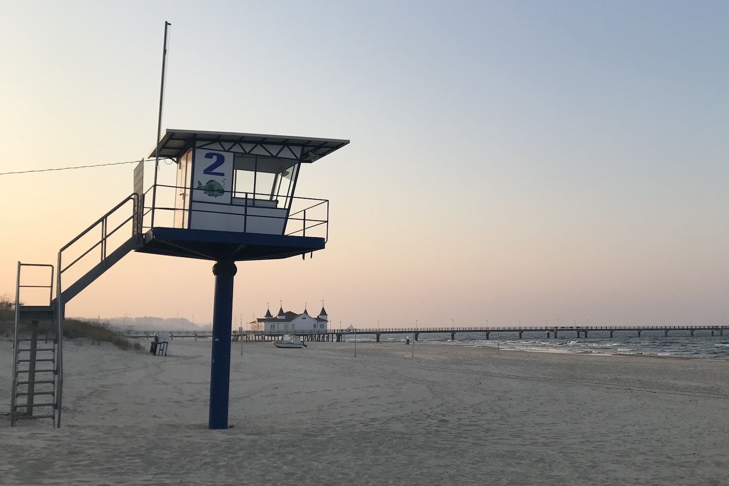 Strand mit Turm der Rettungsschwimmer