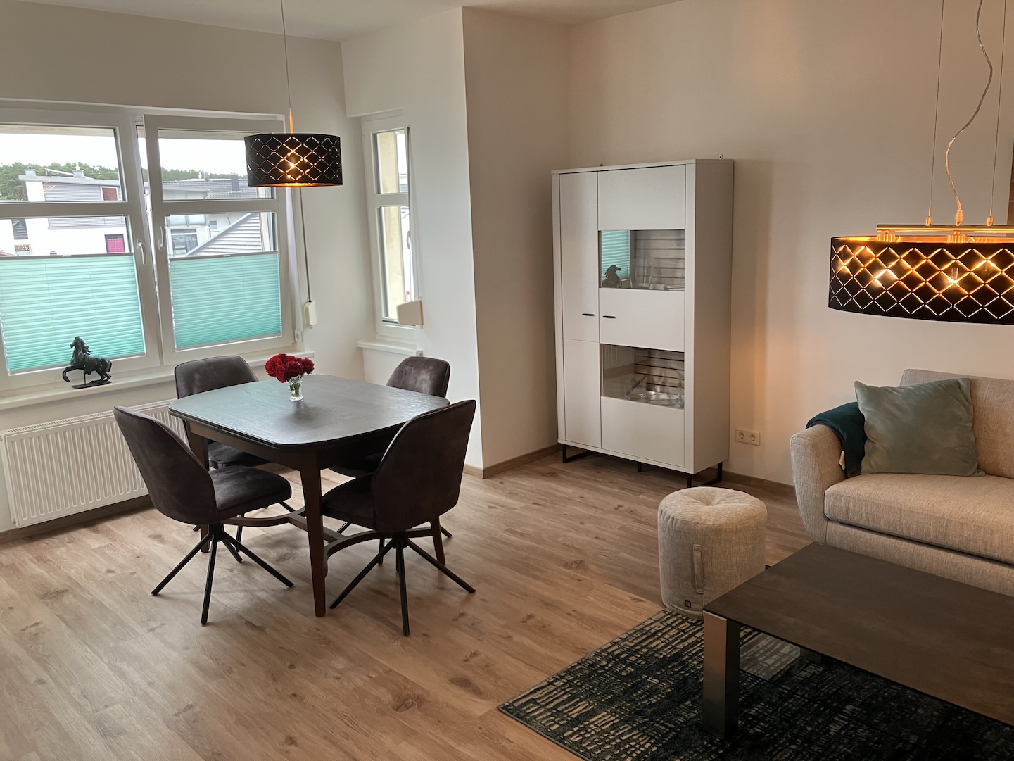 Wohnzimmer mit Blick auf den Esstisch