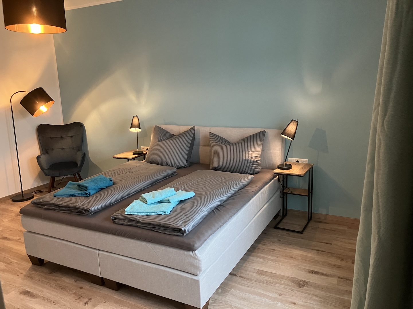 Schlafzimmer mit Doppelbett